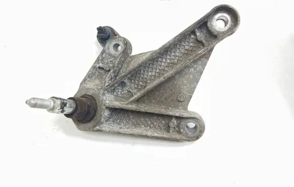 Nissan Note (E11) Engine mounting bracket 8200043084 8200457080