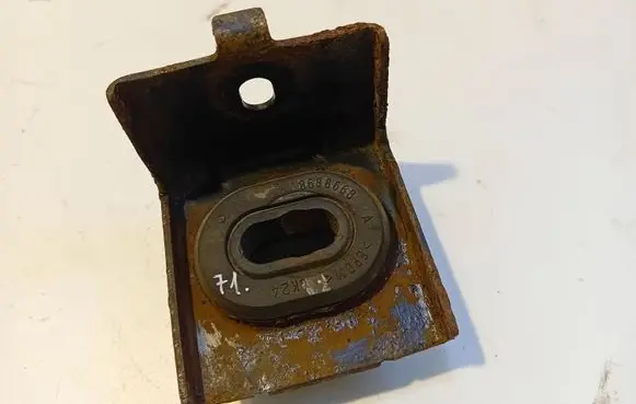 Radiator mount bracket