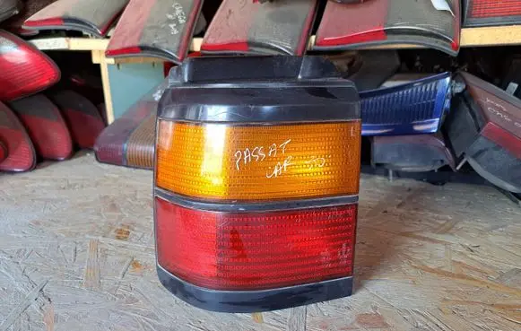 Volkswagen PASSAT B3 Rear/tail lights 333945111