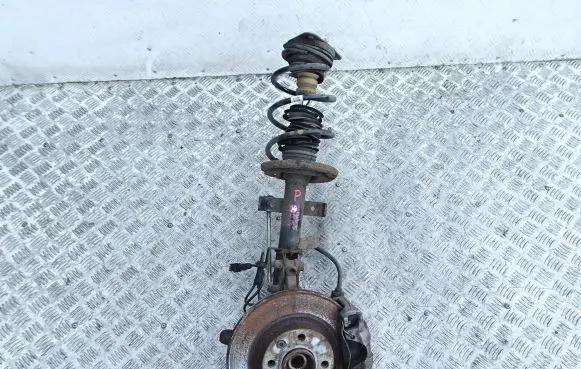 Renault Clio IV Front wheel hub spindle knuckle