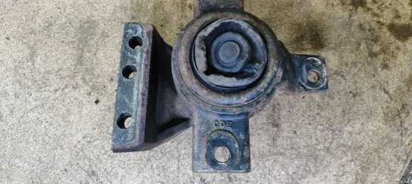 Hyundai Santa Fe Engine mount bracket 218122B500