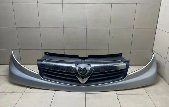 Opel Vivaro Front bumper upper radiator grill 623100248R