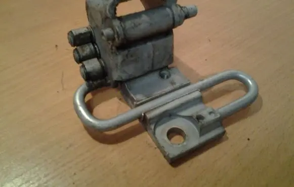 Audi A6 S6 C6 4F Front door lower hinge 8E0831412B
