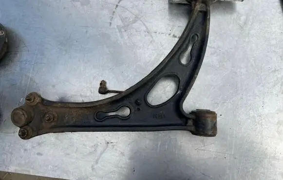 Volkswagen Touran I Front lower control arm/wishbone 1K0407153G