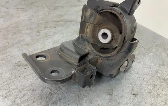 Toyota Avensis T270 Engine mount bracket