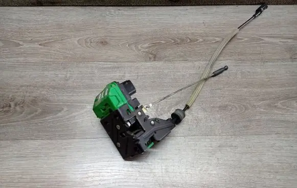 Volvo XC70 Front door lock 8650548