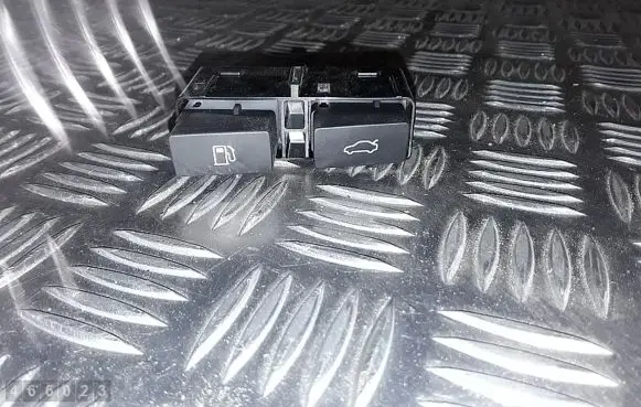 Lexus ES 300h (6th Gen) Tailgate/trunk/boot open switch 15F477