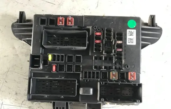 Opel Insignia A Fuse module 13277322