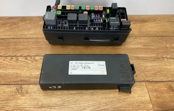 Dodge Challenger Fuse box set P68384012AC