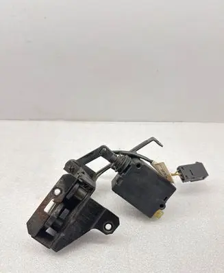 BMW 5 E39 Tailgate window lock/catch/latch 61318381137