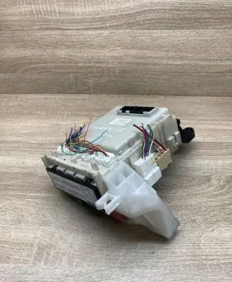 Toyota Avensis T270 Fuse module 8273005170C 154210A27