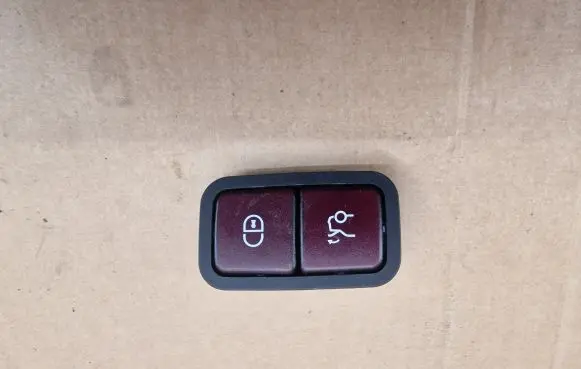 Mercedes-Benz C W205 Tailgate/boot open switch button 2208211479