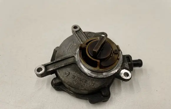 Skoda Octavia Mk2 (1Z) Vacuum pump 06d145100e