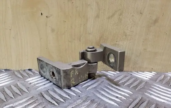 Skoda Octavia Mk1 (1U) Front door upper hinge