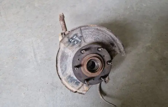 Mitsubishi L200 Front wheel hub spindle knuckle