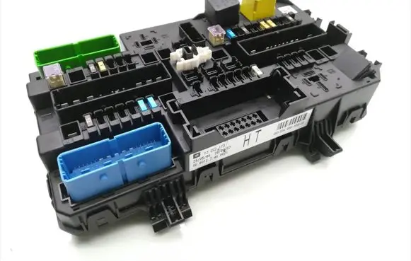Opel Astra H Fuse module 13222173