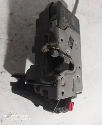 Opel Zafira B Rear door lock 13210739