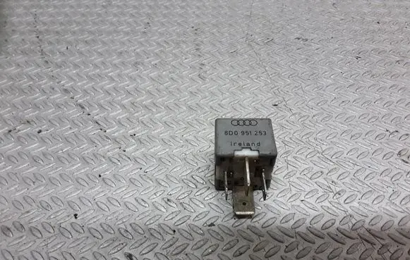 Volkswagen PASSAT B5 Other relay 8D0951253