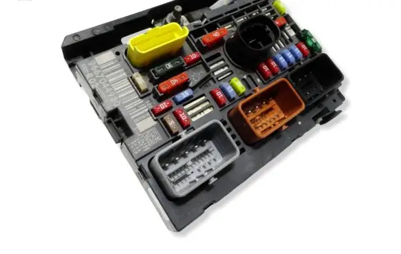Peugeot 5008 Fuse module 9667044980
