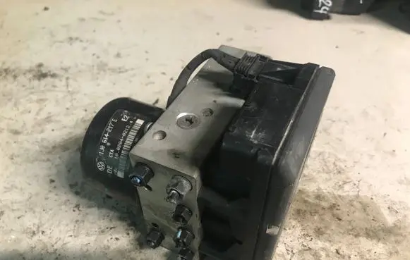 Skoda Octavia Mk1 (1U) ABS Pump 050306105 1J0614217E 10020402124