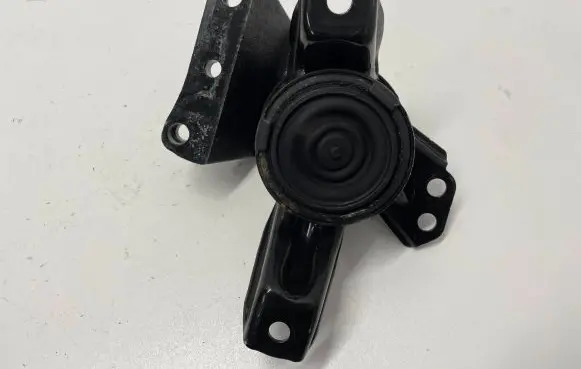 Hyundai Tucson TL Engine mount bracket 21810D3200