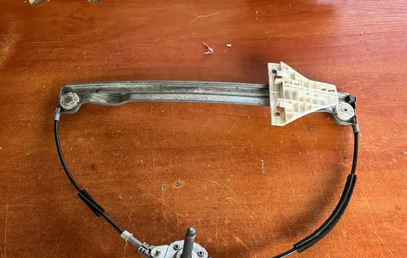 Rear door manual window regulator