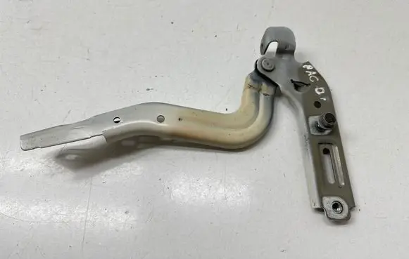 Engine bonnet/hood hinges