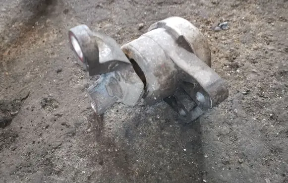 Ford S-MAX Engine mount bracket