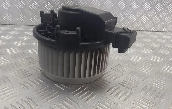 Toyota Auris 150 Front door blower motor AV272700-5151
