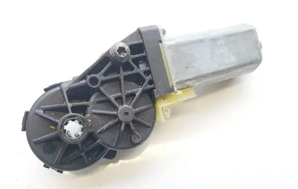 Volkswagen PASSAT B6 Seat adjustment motor 0390203224 82141806-4