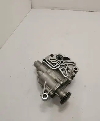 Volkswagen Golf VII Oil pump 06H115105