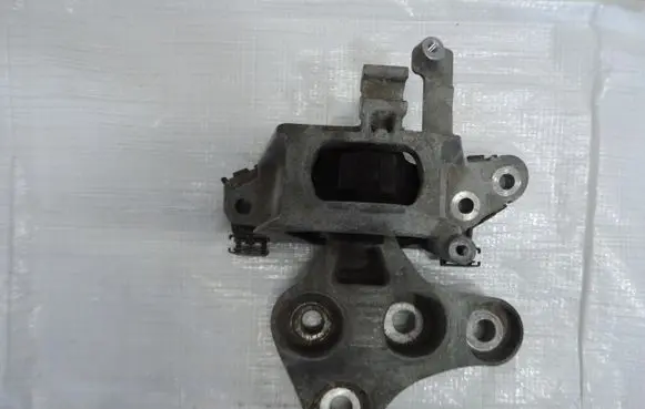 Opel Astra K Gearbox mounting bracket 39004957