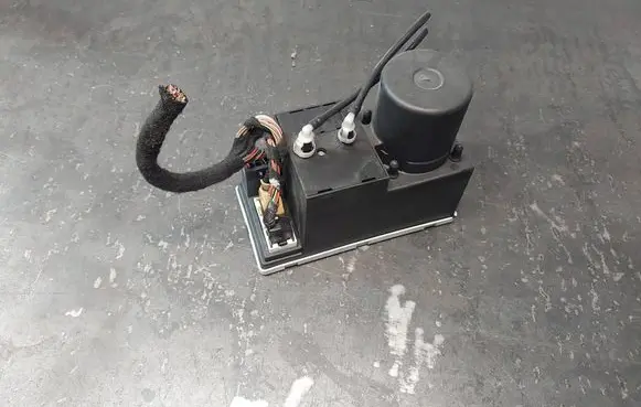 Audi A4 S4 B5 8D Central locking vacuum pump 8D0862257