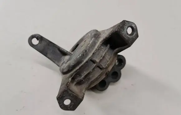 Opel Zafira B Engine mount bracket