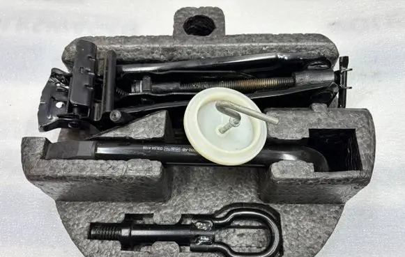 Ford Fusion Wheel nut wrench 93BB17032AB
