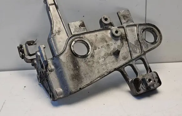 Mercedes-Benz E W212 Air filter cleaner box bracket assembly A6510902241 211550101