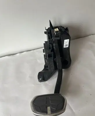 BMW 1 F40 Brake pedal 6860677