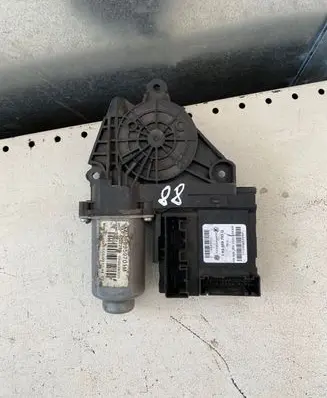 Volkswagen Golf VI Front door window regulator motor 1K0959793Q 05075711 71123030920584