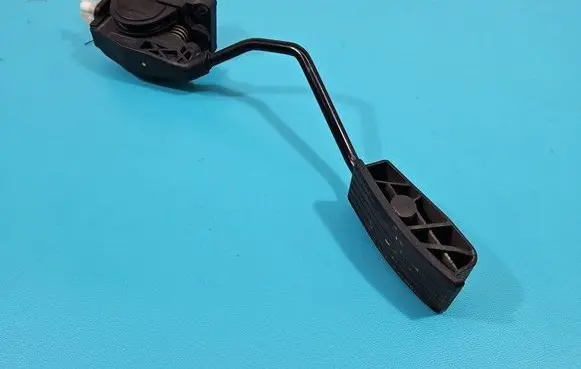 Accelerator throttle pedal
