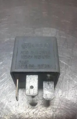 Volkswagen PASSAT B5.5 Other relay 8D0951253A V23134b52X301