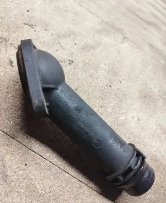 Volkswagen PASSAT B5.5 Engine coolant pipe/hose 038121121B 06B121121