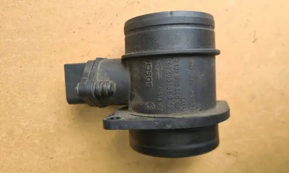 Volkswagen PASSAT B5.5 Mass air flow meter 0281002531 038906461B