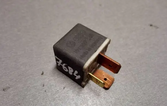 Volkswagen PASSAT B4 Other relay 191937503