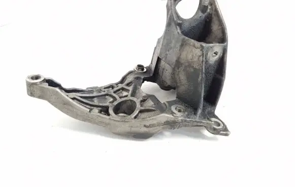 Peugeot 3008 II Generator/alternator bracket 
