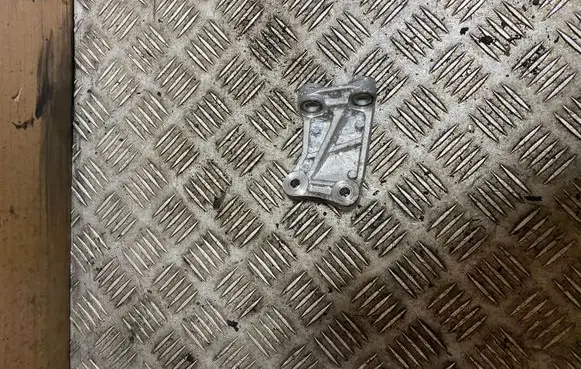 Hyundai Kona I Engine mounting bracket