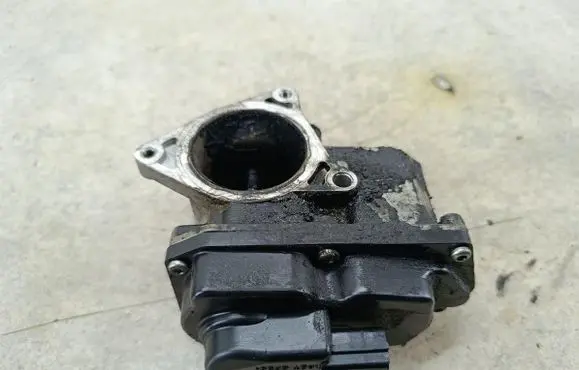 Volkswagen Golf VI EGR valve 03L131501E