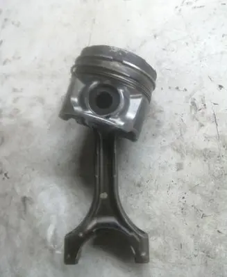 Toyota Corolla Verso AR10 Piston with connecting rod