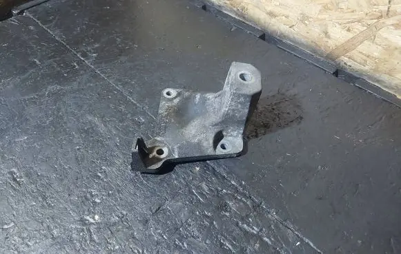 BMW 5 E39 Engine mounting bracket 6751226