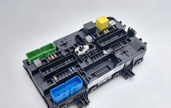 Opel Astra H Fuse module 13206762 13206762HK