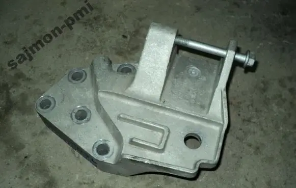 Land Rover Freelander 2 - LR2 Engine mounting bracket